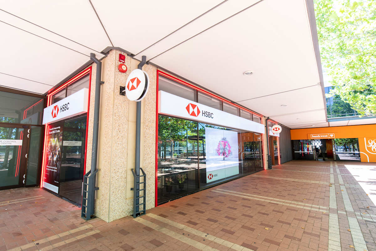 HSBC Bank storefront image