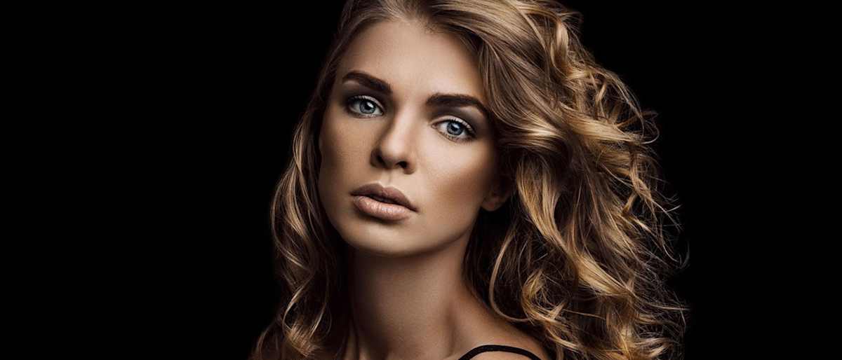 Model with curled hair