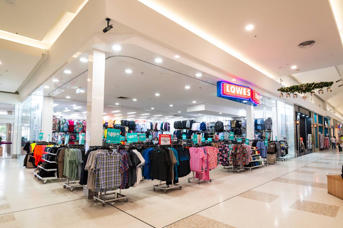 Lowes storefront image