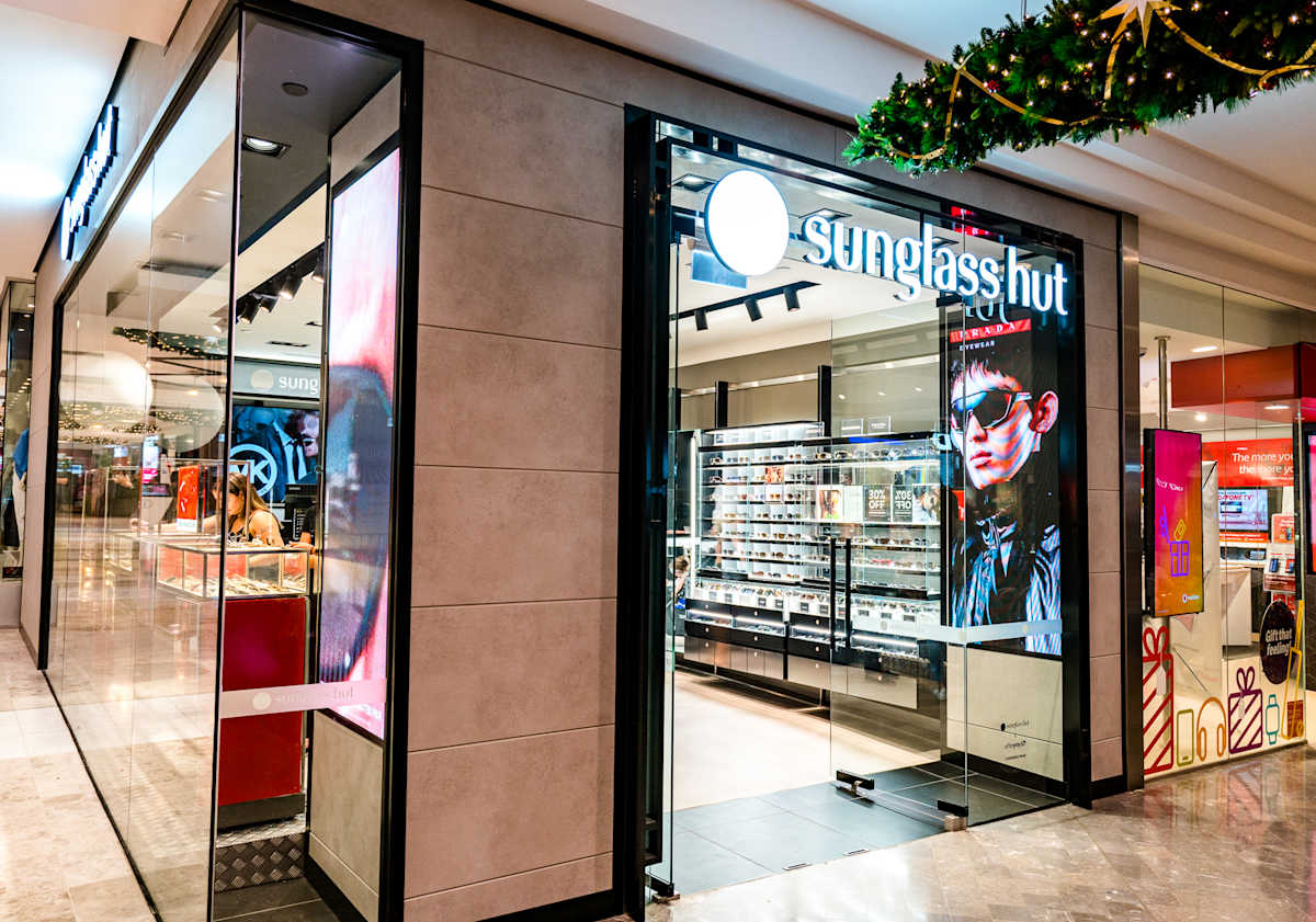 Sunglass Hut storefront image