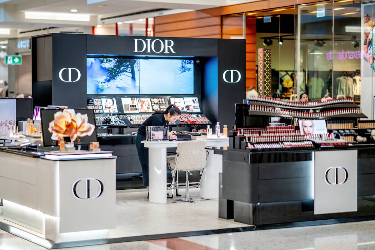 Dior storefront image
