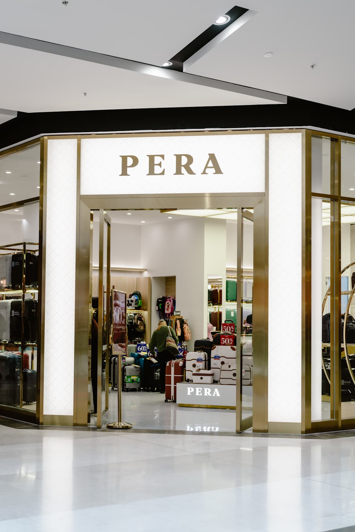 PERA Luggage storefront image