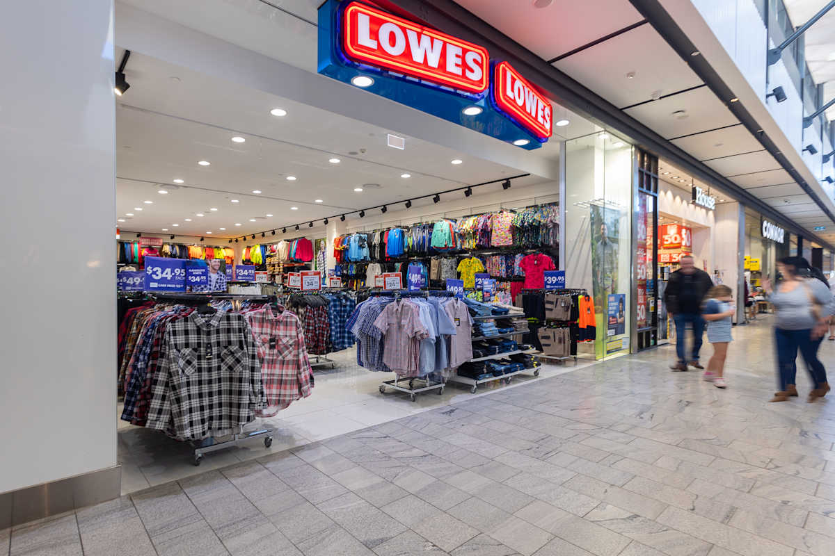 Lowes storefront image