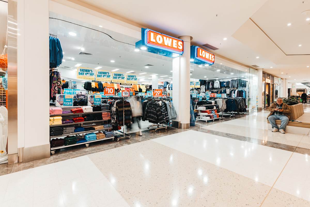 Lowes storefront image