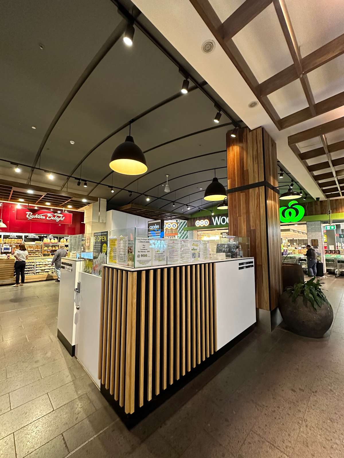 Crown Currency Exchange storefront image