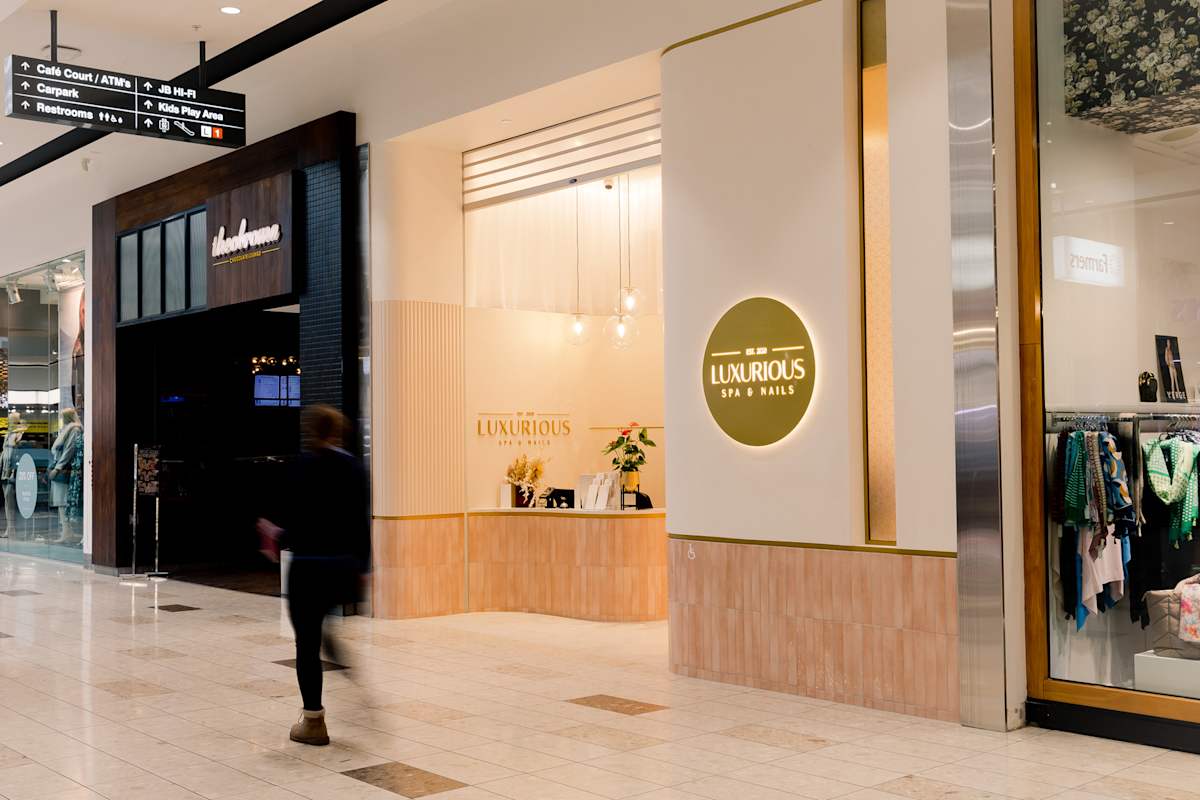 Luxurious Spa & Nails  storefront image