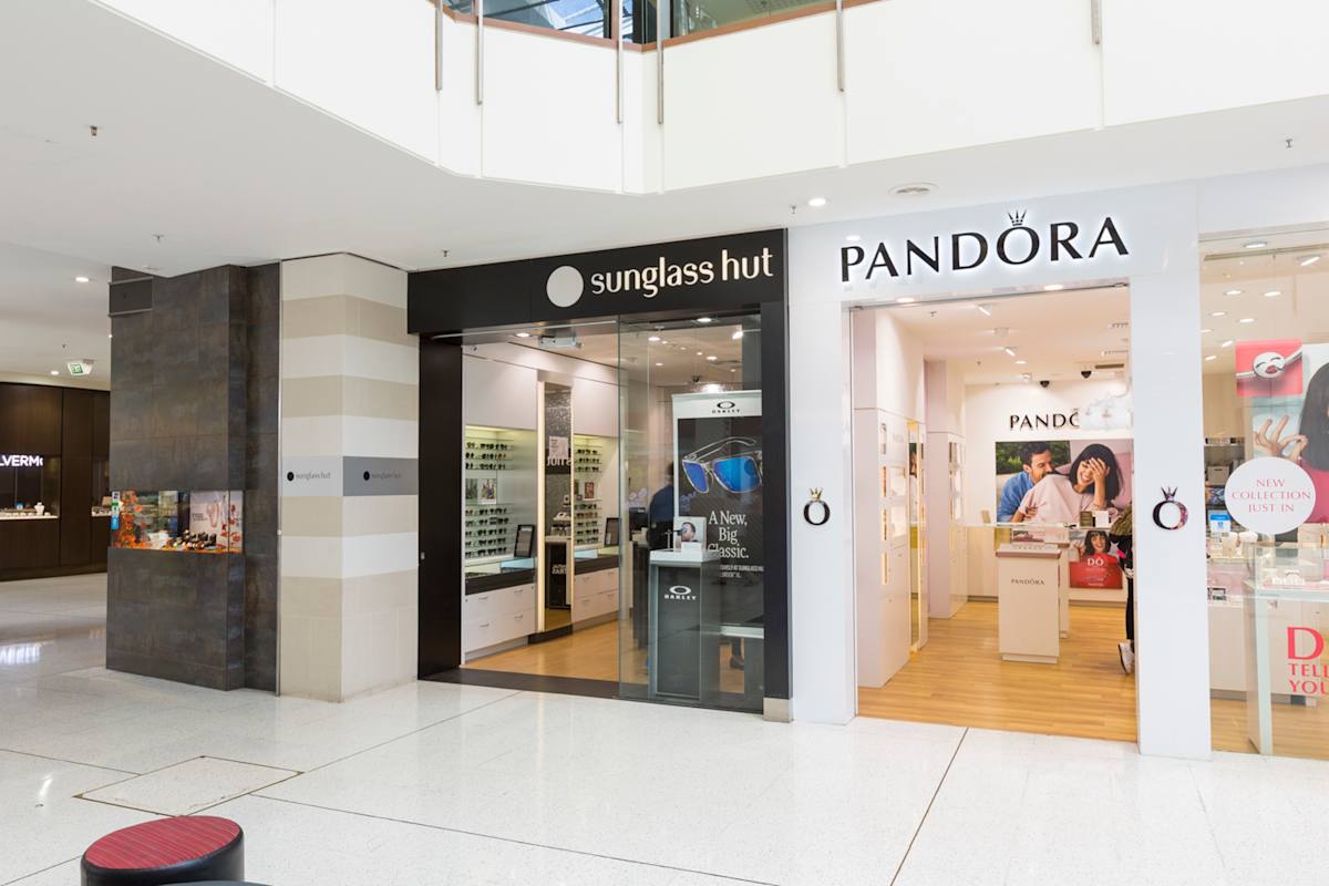 Sunglass Hut storefront image