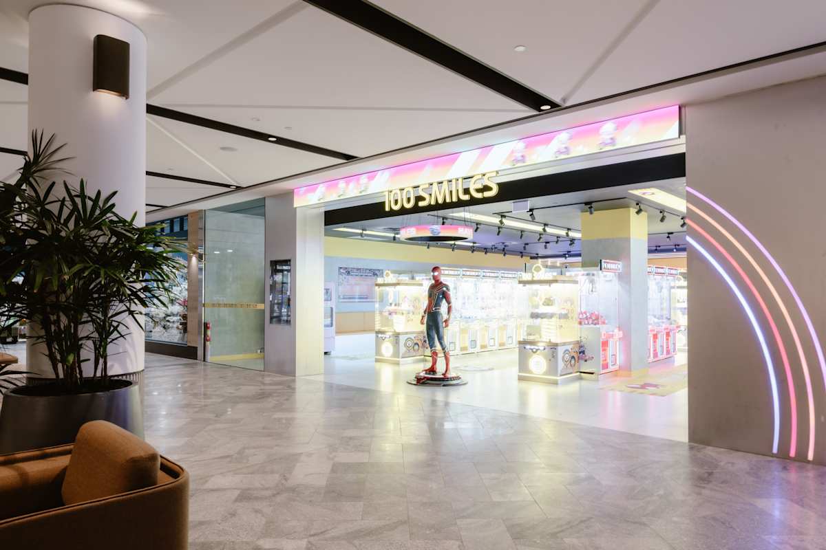 100 Smiles storefront image