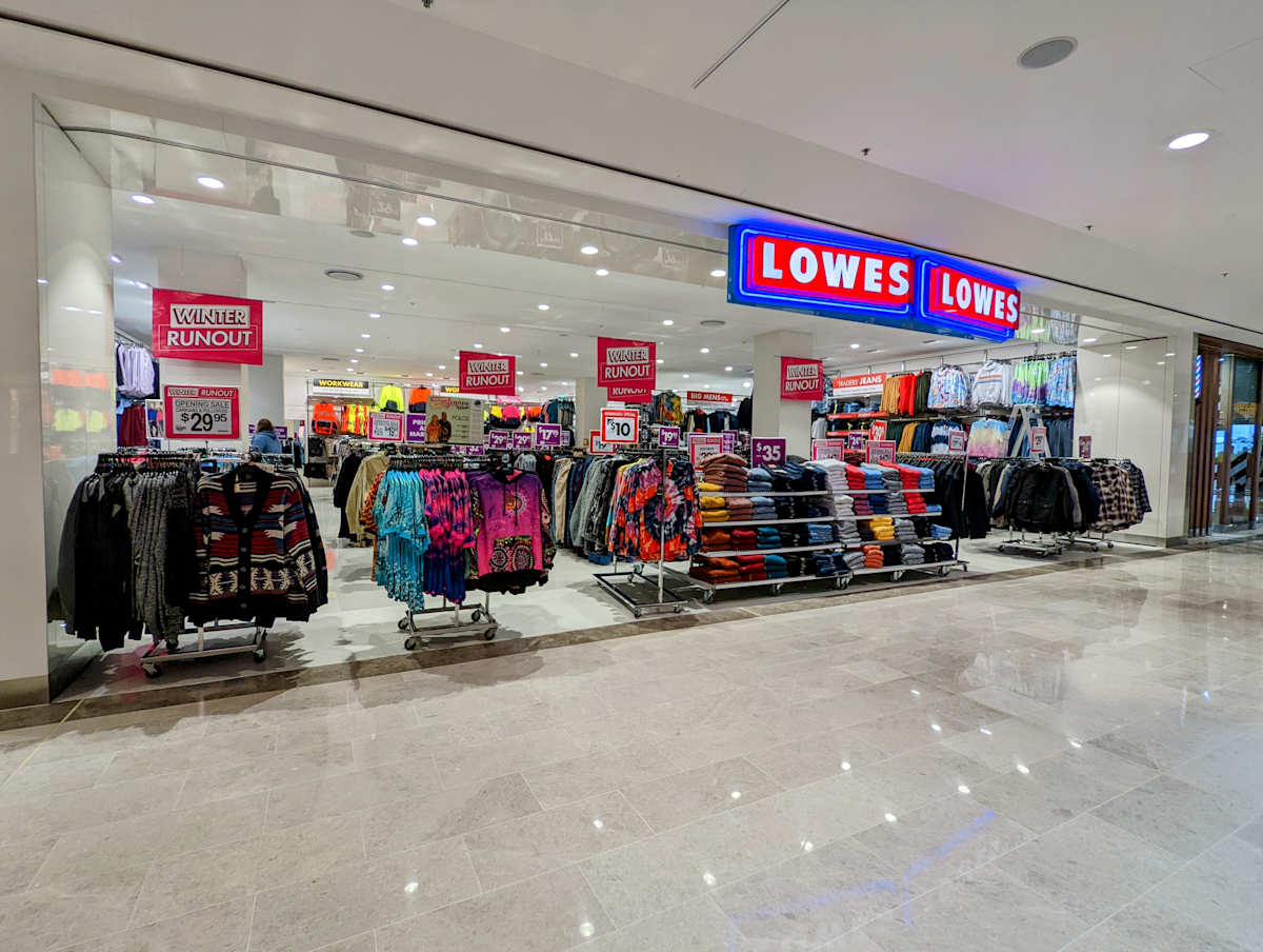 Lowes storefront image