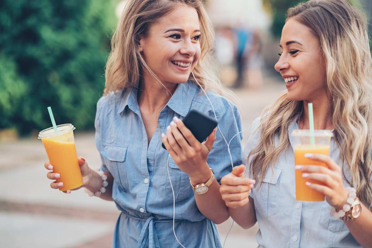 2 girls drinking juice