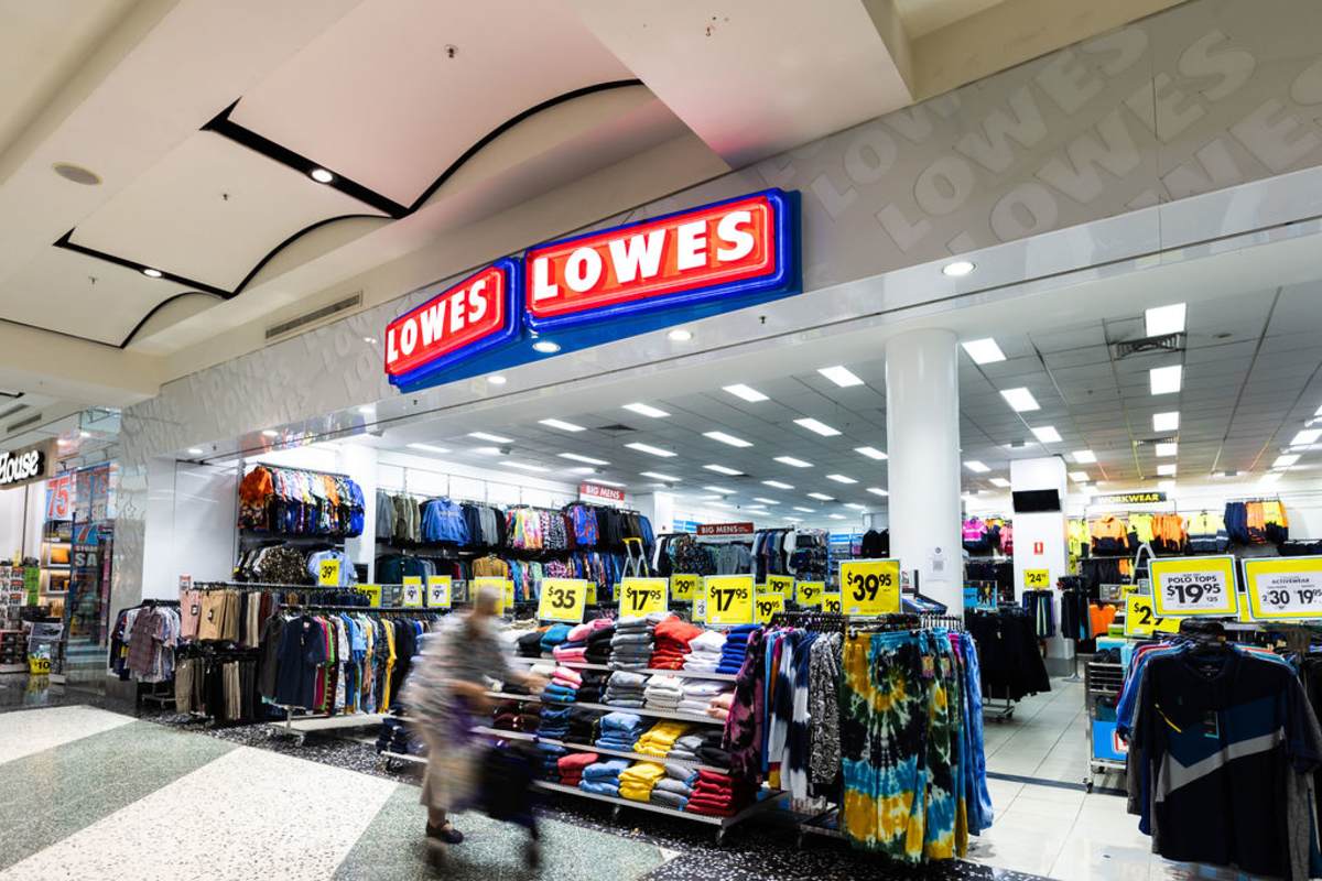 Lowes storefront image