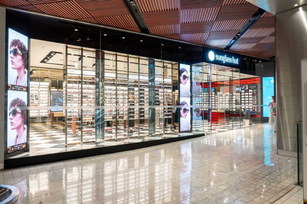 Sunglass Hut storefront image