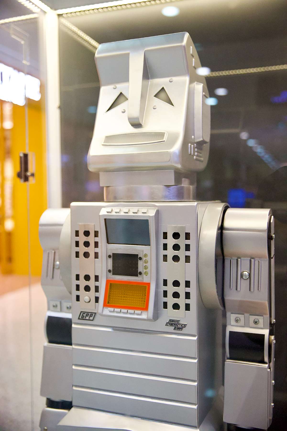 Retro Universal Robot Display - Woden 26