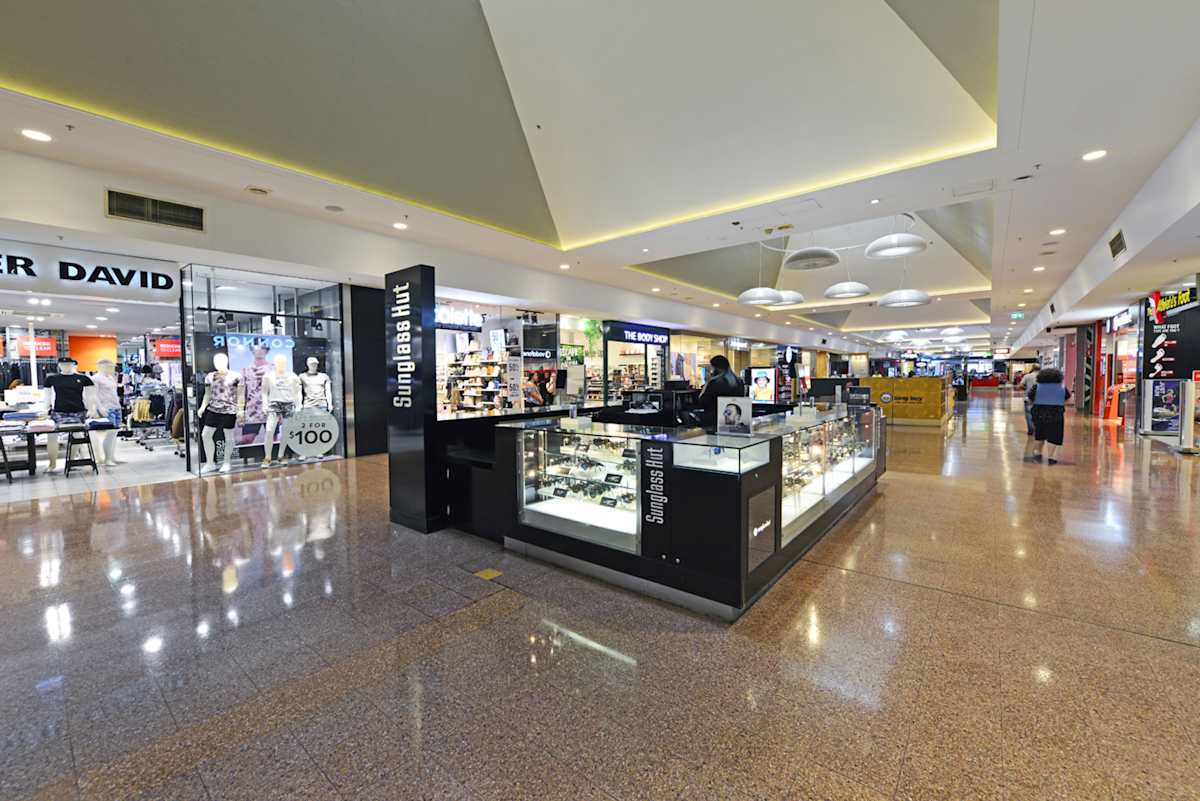 Sunglass Hut storefront image