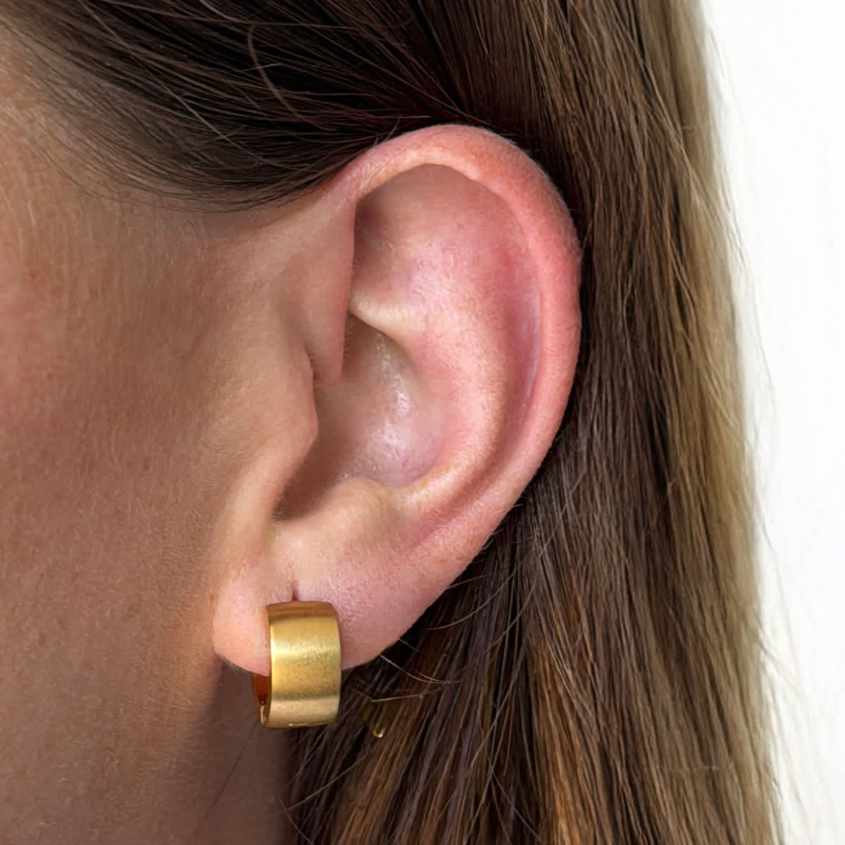 Essential Beauty & Piercing: FREE Earrings!*