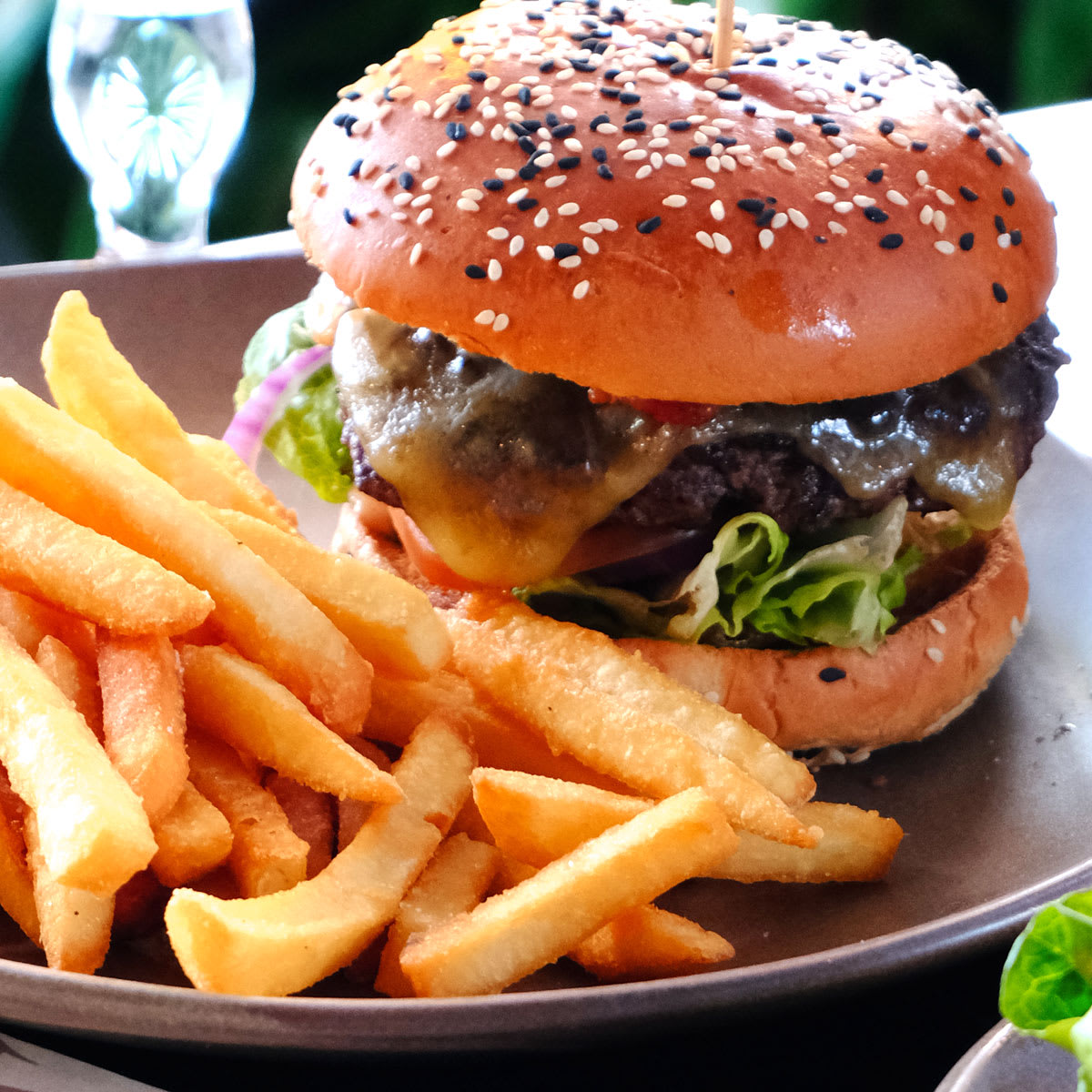 John Barleycorn's Taphouse: Cheeseburger Day
