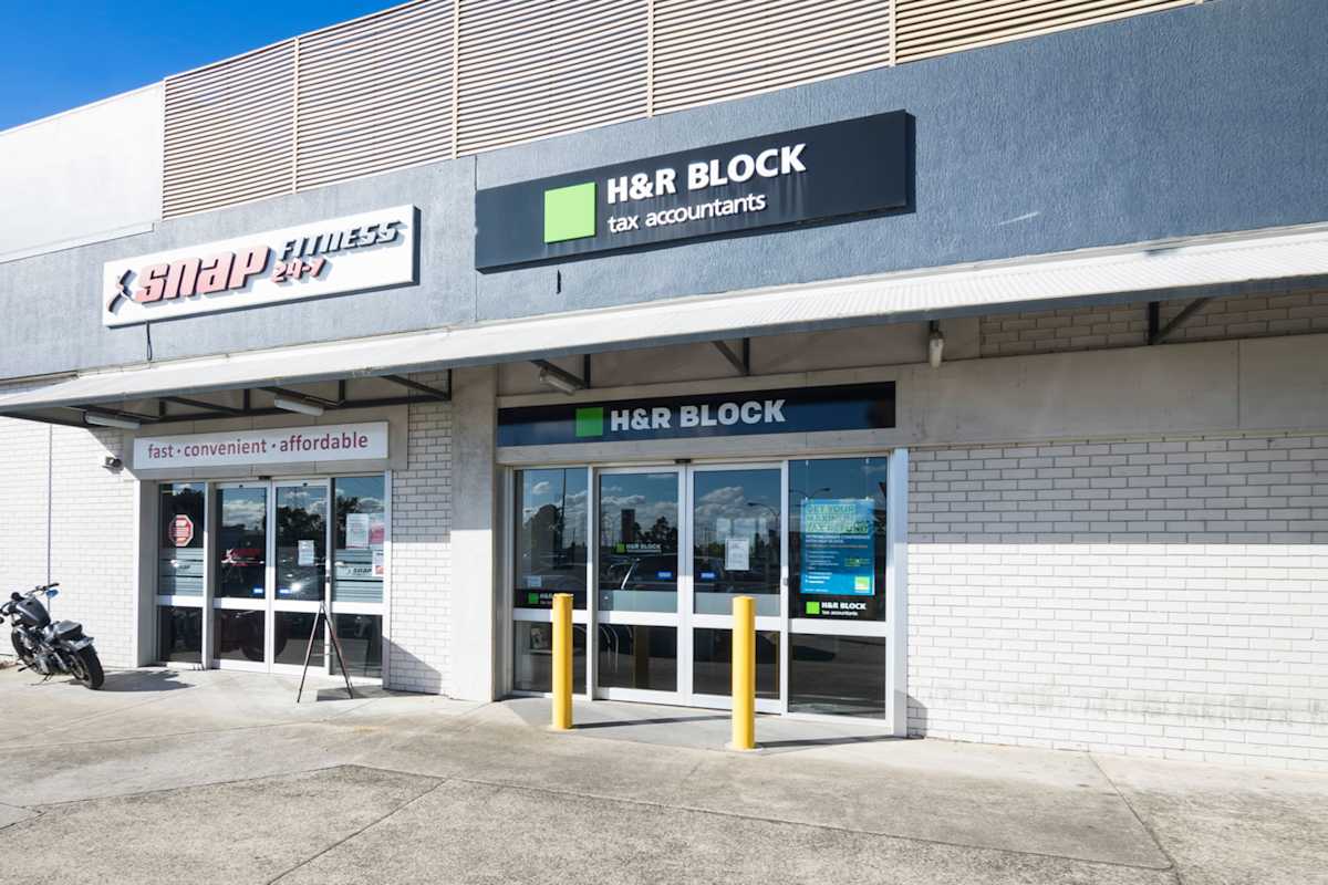 H&R Block storefront image