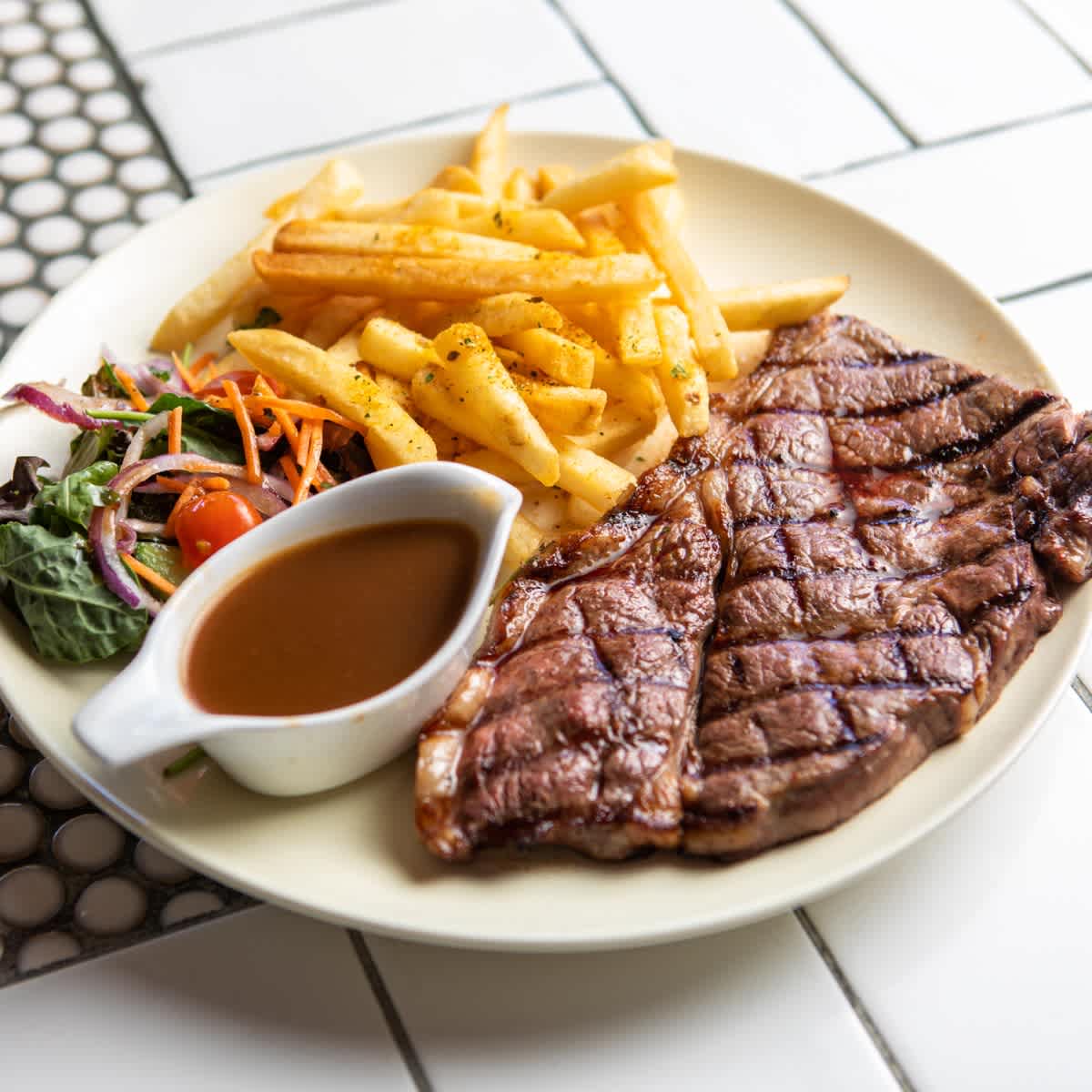 Beach House Bar & Grill: 2 for 1 Steak Night