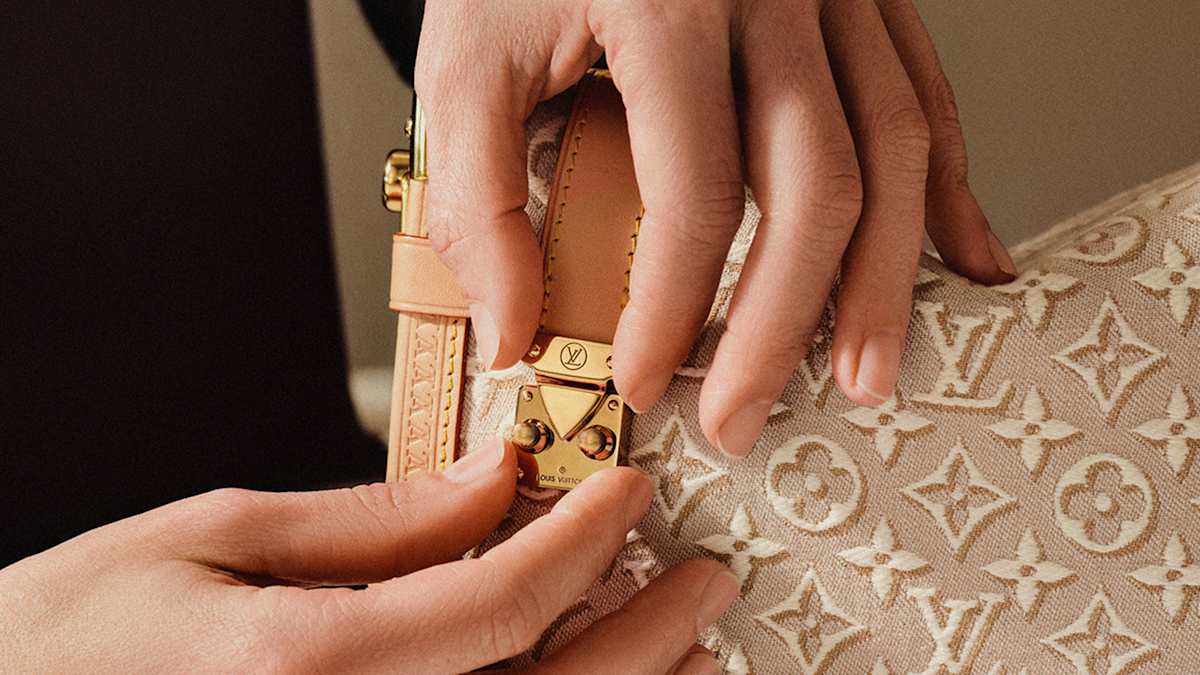 Closing-the-S-Lock-clasp-of-the-Side-Trunk-Monogram-Embleme