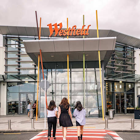 Manukau entrance people walking