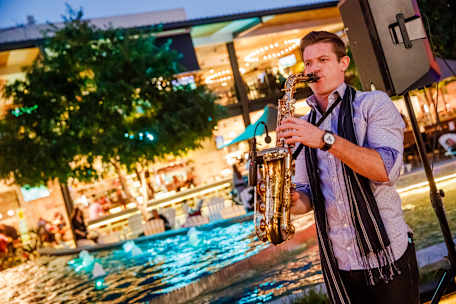 Town Square Dining - Entertainment