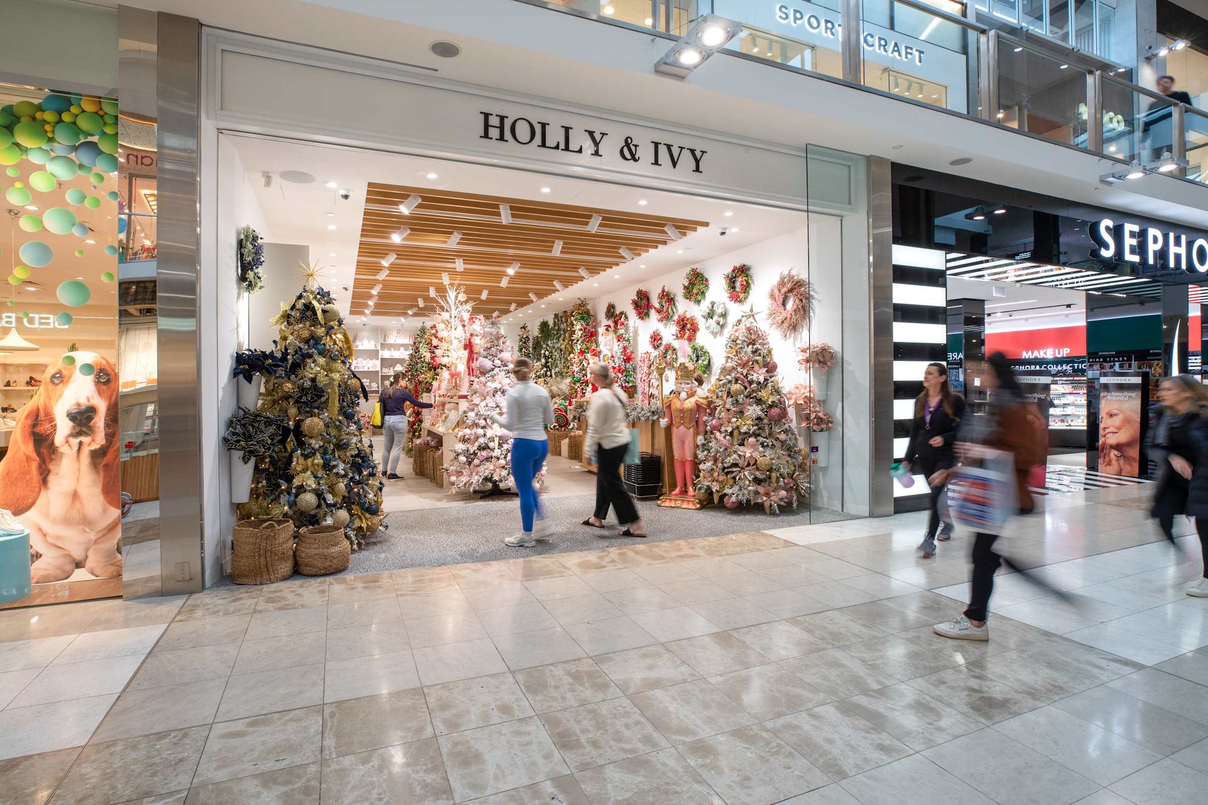 Doncaster Holly & Ivy Vacant Store - SFW